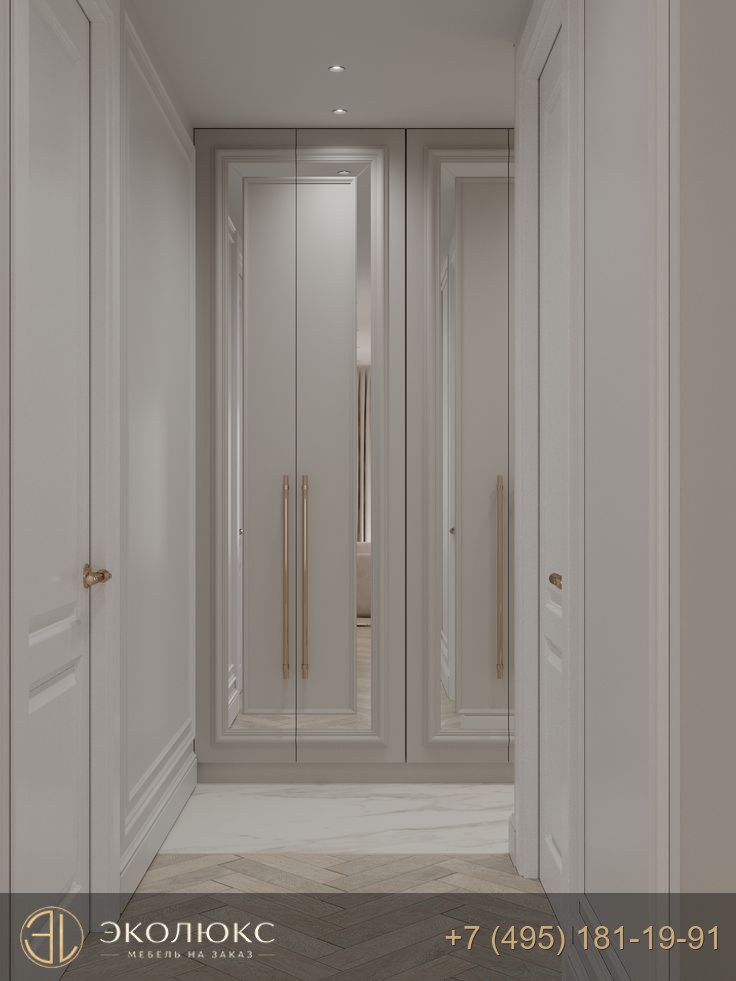 Встроенный светлый шкаф с зеркальными фасадами